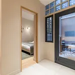 Апартаменты Large 4-room Air-conditioned With Patio In Париж