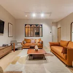 Large 4-room Air-conditioned With Patio In Апартаменты *