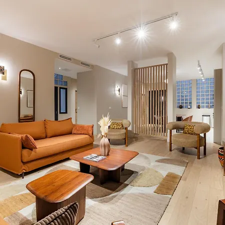 Large 4-room Air-conditioned With Patio In Διαμέρισμα