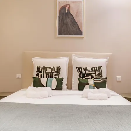 アパート Large 4-room Air-conditioned With Patio In *