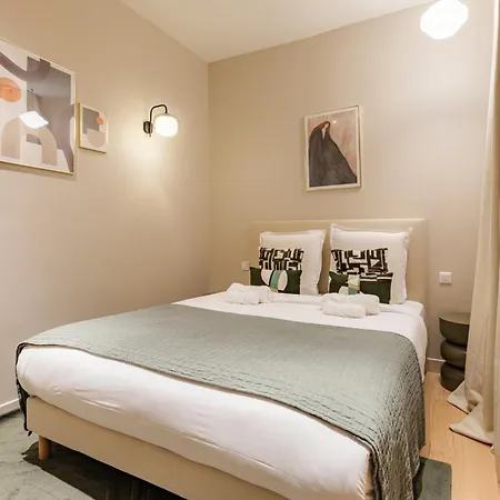 Large 4-room Air-conditioned With Patio In *