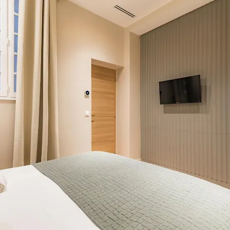 Large 4-room Air-conditioned With Patio In * パリ