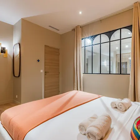 Apartmán Large 4-room Air-conditioned With Patio In *