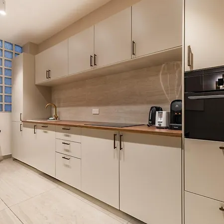 Large 4-room Air-conditioned With Patio In *