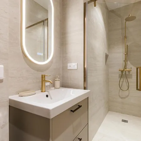 Large 4-room Air-conditioned With Patio In * パリ