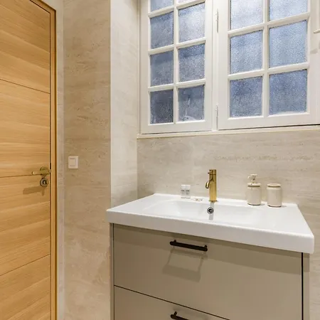 Large 4-room Air-conditioned With Patio In Apartmán Paříž