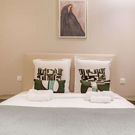 Large 4-room Air-conditioned With Patio In *