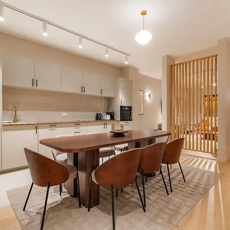 Large 4-room Air-conditioned With Patio In Appartement