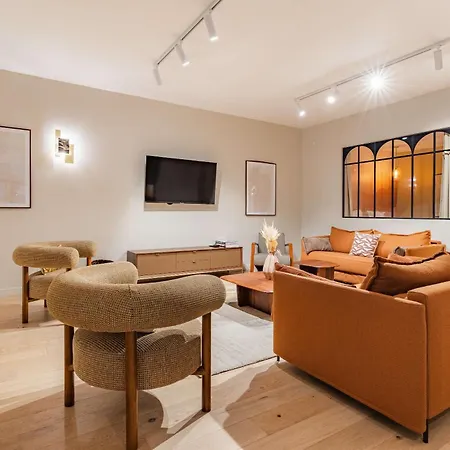 Large 4-room Air-conditioned With Patio In *