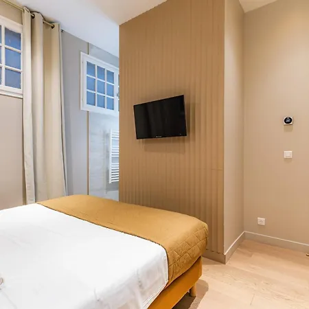 Large 4-room Air-conditioned With Patio In Apartman