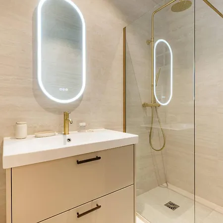 Large 4-room Air-conditioned With Patio In Apartman Párizs