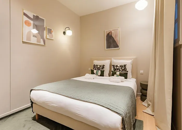 Large 4-room Air-conditioned With Patio In *