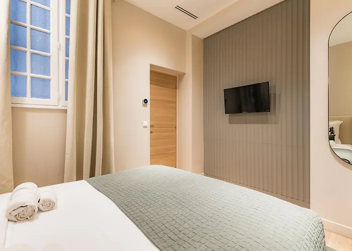 Large 4-room Air-conditioned With Patio In * パリ