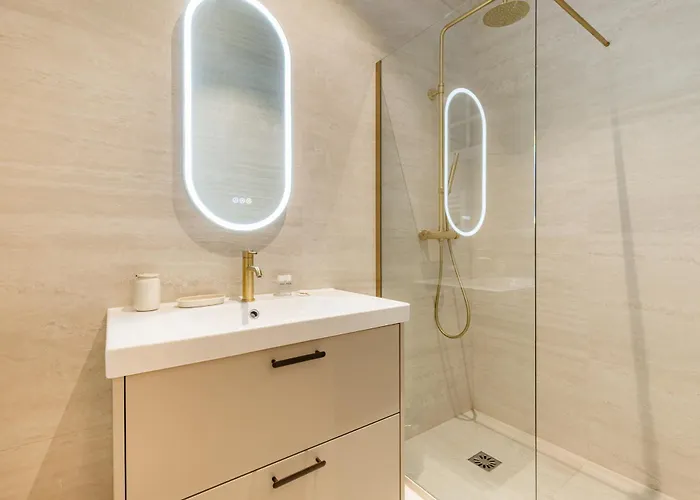 Large 4-room Air-conditioned With Patio In アパート