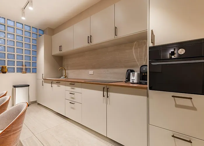 Large 4-room Air-conditioned With Patio In *