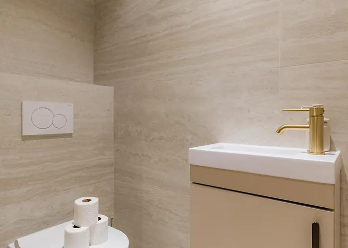 Large 4-room Air-conditioned With Patio In