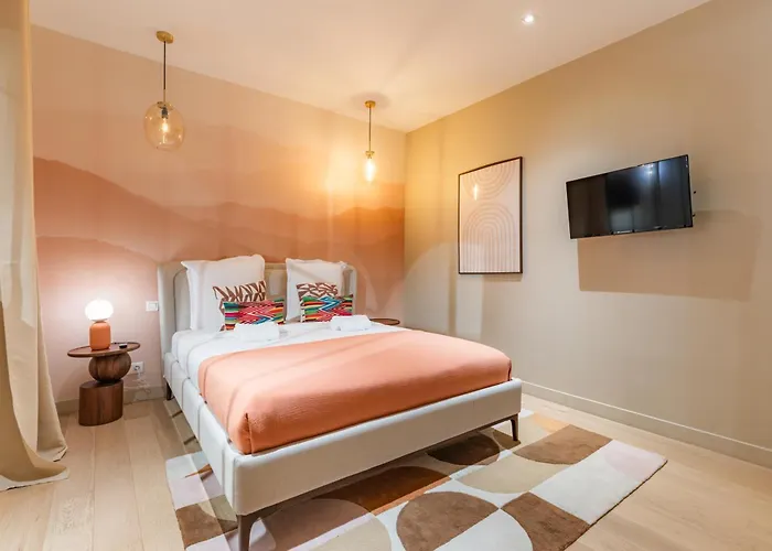 アパート Large 4-room Air-conditioned With Patio In