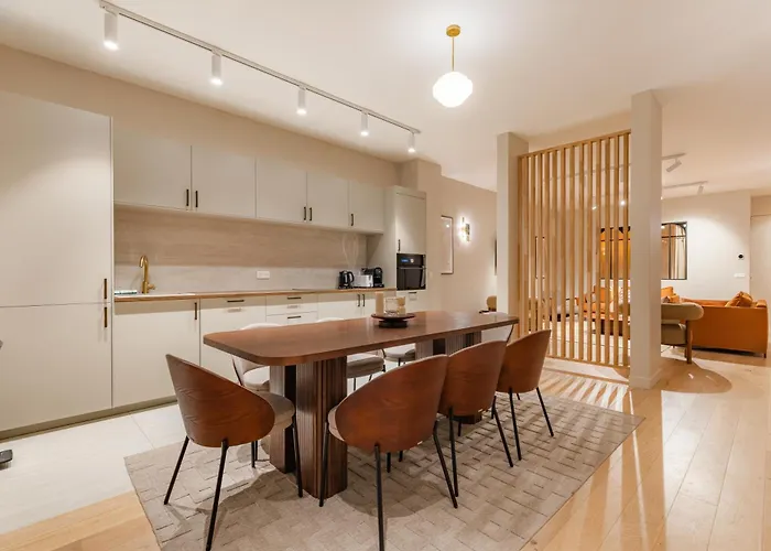 Large 4-room Air-conditioned With Patio In パリ